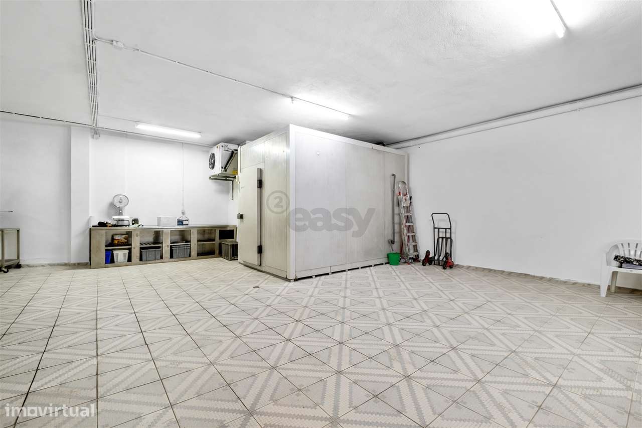 Armazém/Estacionamento Fechado – 155 m² – Tapada das Mercês-9