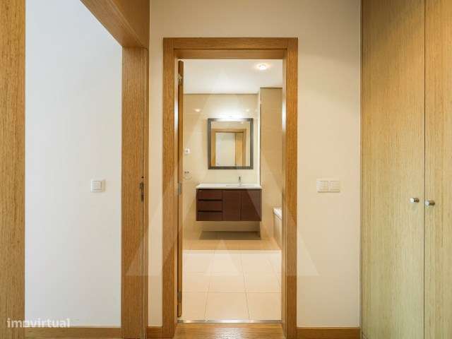 Apartamento T2 com varandas e garagem fechada no centro de Aveiro-16