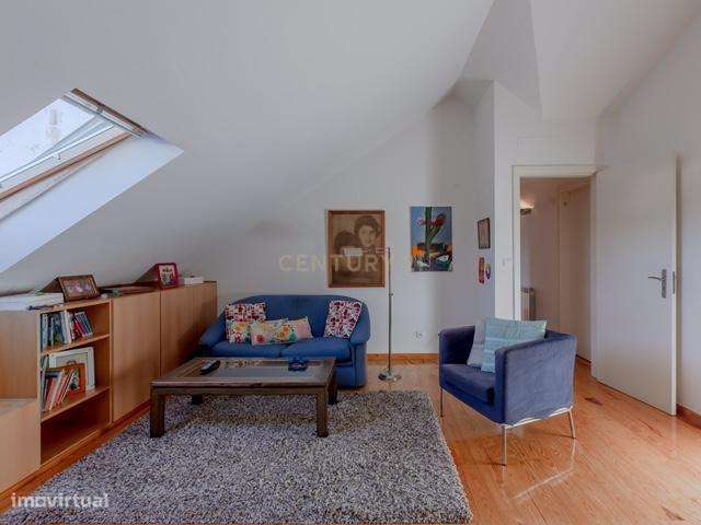 Moradia T6 com Jardim Interior e Garagem na Lapa – Junto à Embaixada d-23