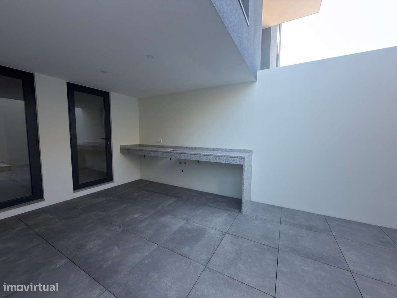 Moradia em Banda V3 Nova c/ Terraço na Madalena-25