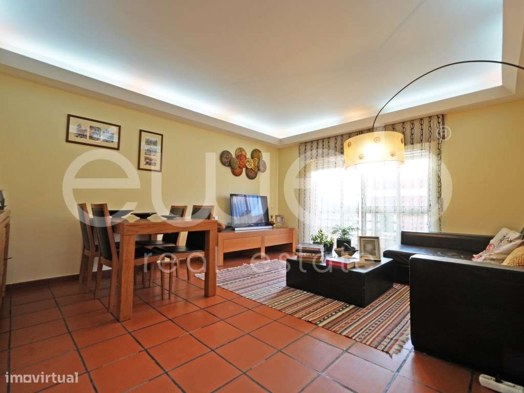 Apartamento T3 com varanda, Luísa Todi-1