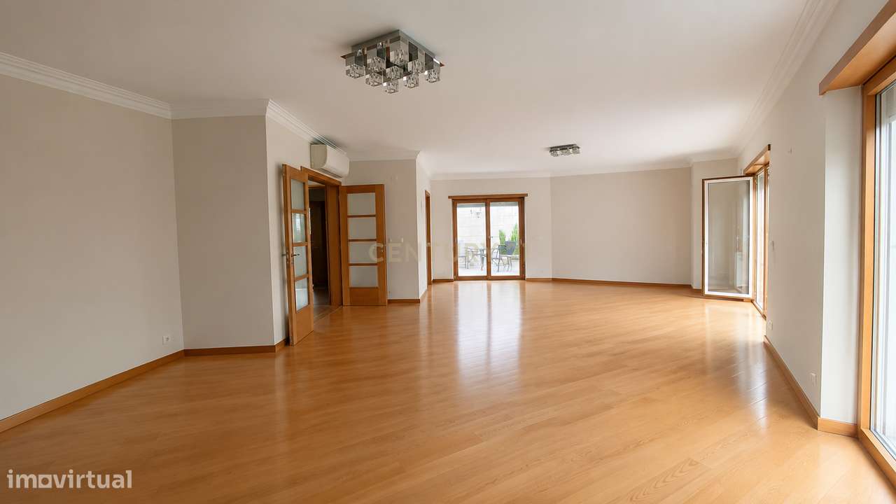 Moradia Isolada T5+1 com Piscina | 3 Suites | Garagem Box | Lote 585m2-6