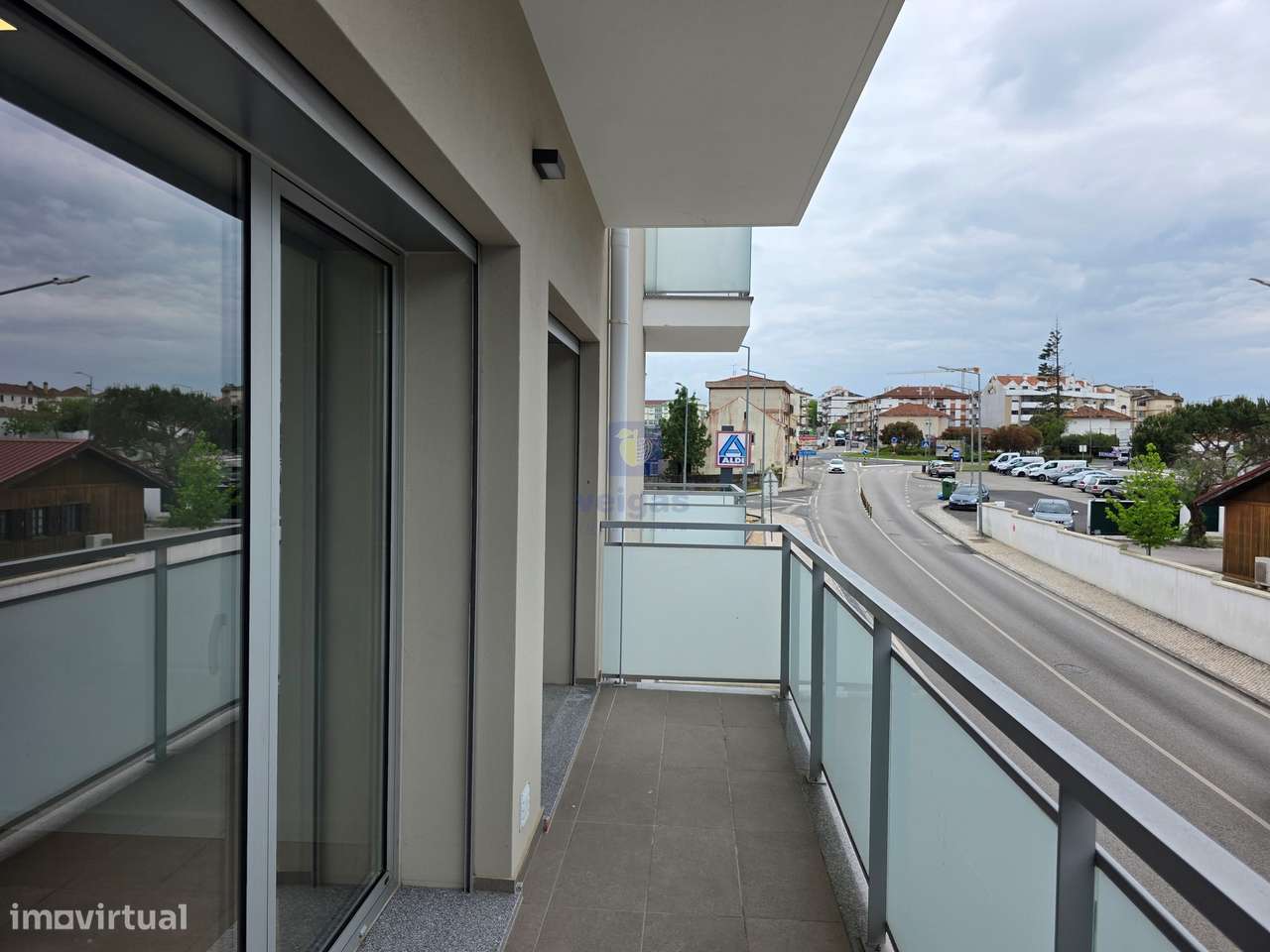 Apartamento semi-novo, T2, 2 WC, box p/ 2 carros e arrumos, em Leiria-23