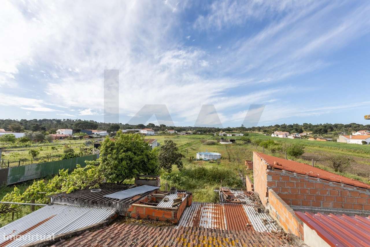 Moradia T2  com Garagem  e anexos inserida num lote de 1500 m2 de ter-52