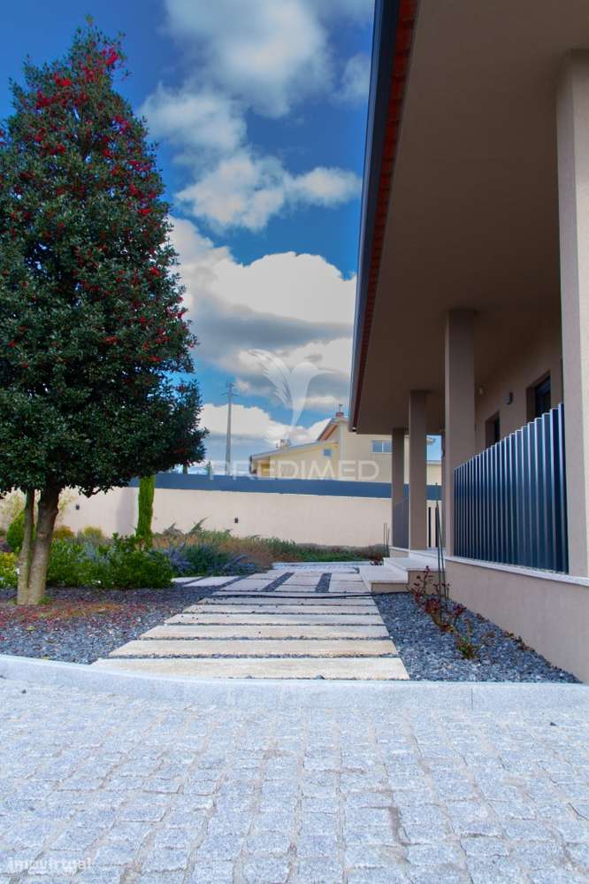 Vivenda Térrea com piscina e jardim em Folhadela / Vila Real - Grande imagem: 4/35