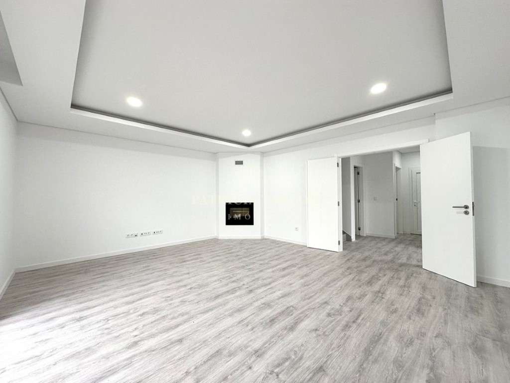 Moradia geminada T3 à venda em Fernão Ferro - Grande imagem: 1/20