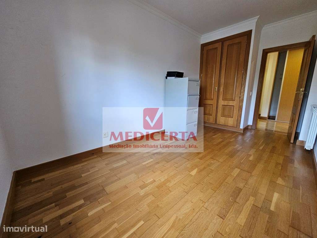 Amadora (Casas do Lago) T4 (2 Parqueamentos + Arrecadação)-16