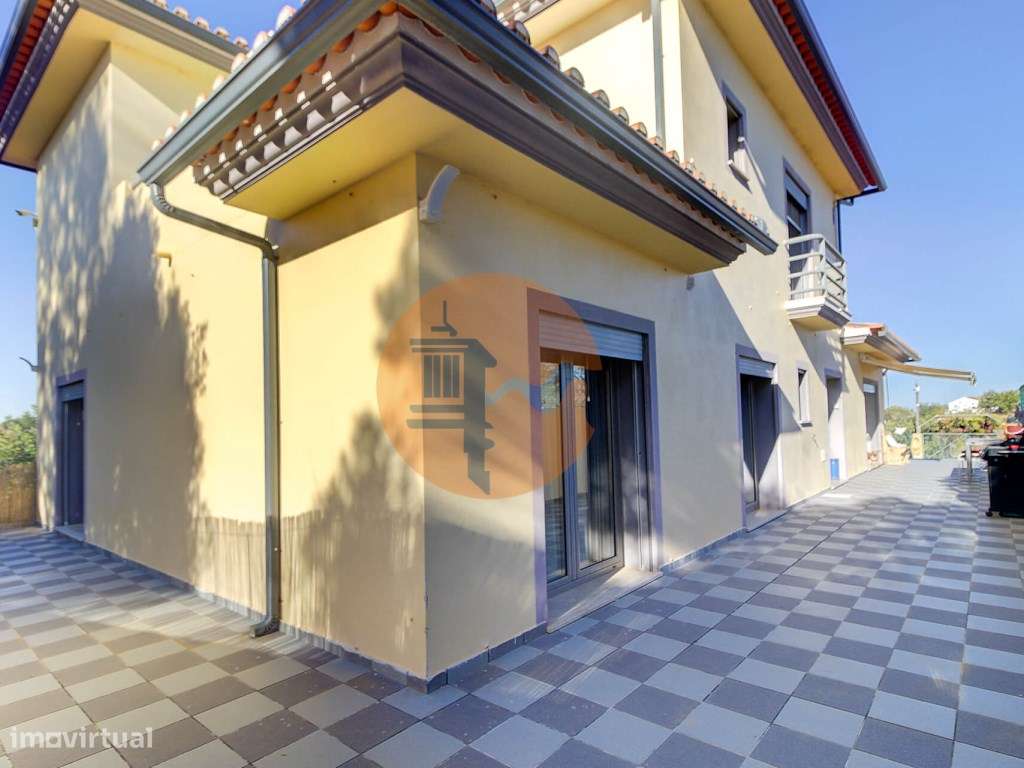 Moradia Unifamiliar Bernardas, AlturaV4 com 2 Pisos . Garagem. Terr... - Grande imagem: 2/47