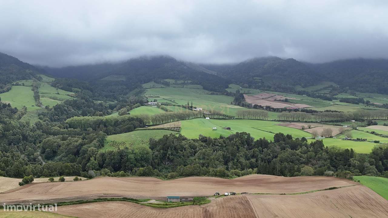 Moradia V3 com Terreno de 1.392 m² na Lomba do Pomar – Povoação-19