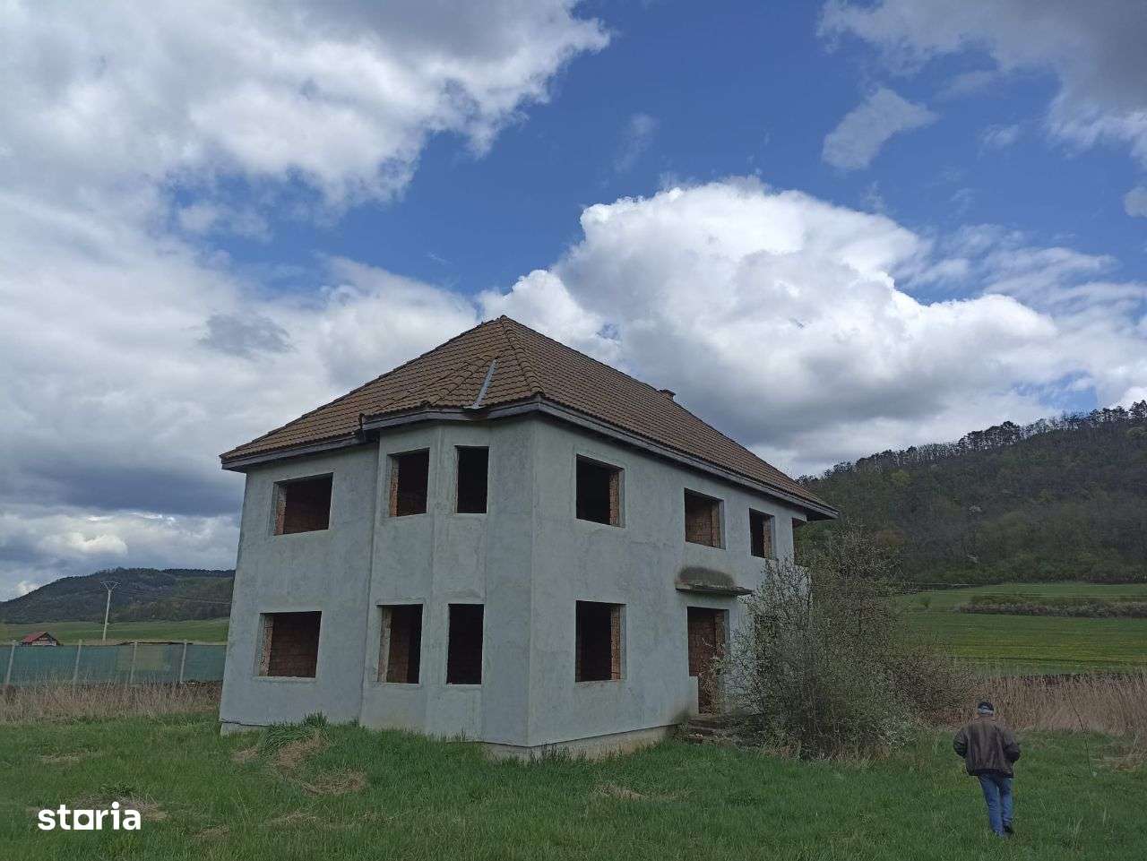 Casa cu etaj,300 mp,teren 4200 mp,perfect drept, Voiniceni - Imagine principală: 1/4