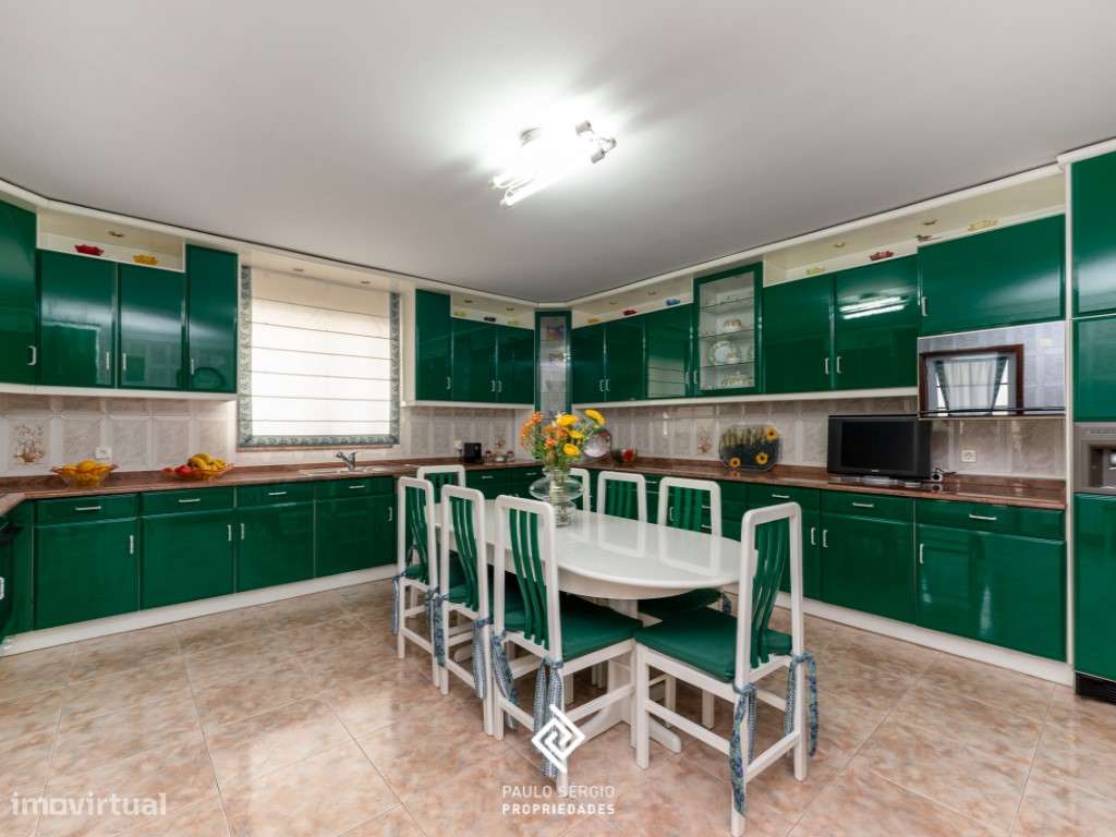 Moradia de arquitetura tradicional no centro dos Carvalhos - Grande imagem: 4/34