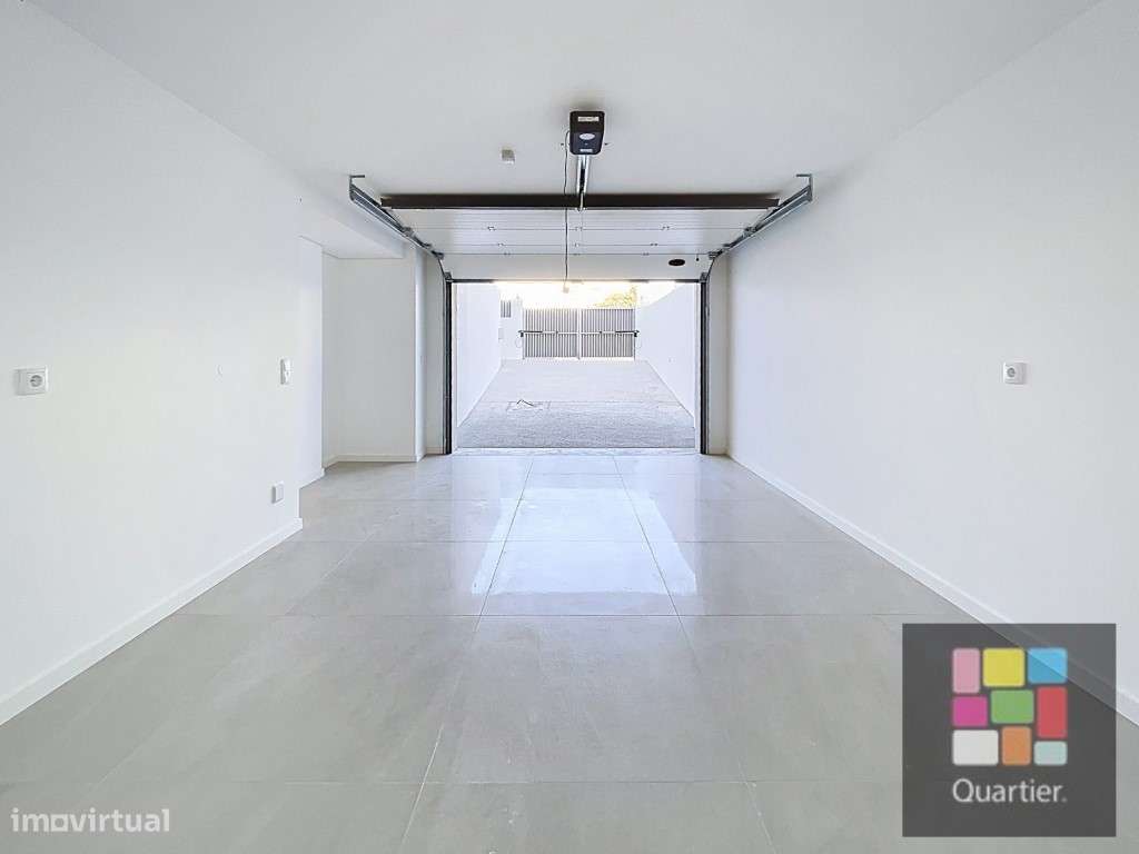 Moradia T3 + 1 com piscina na Charneca de Caparica.-12