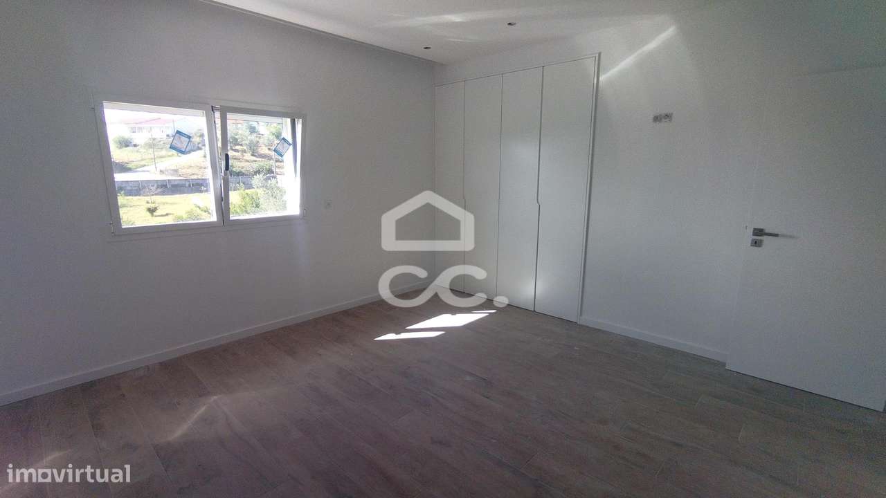 Moradia de rés do chão e 1º andar, em lote de terreno individual em zo-9