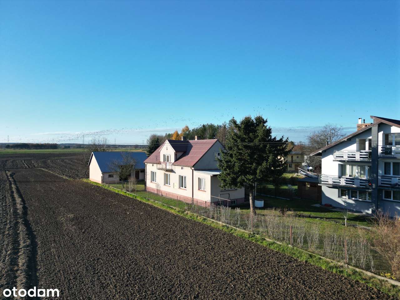 Budynek mieszkalny wraz zabudowaniami gospodarczymi-1