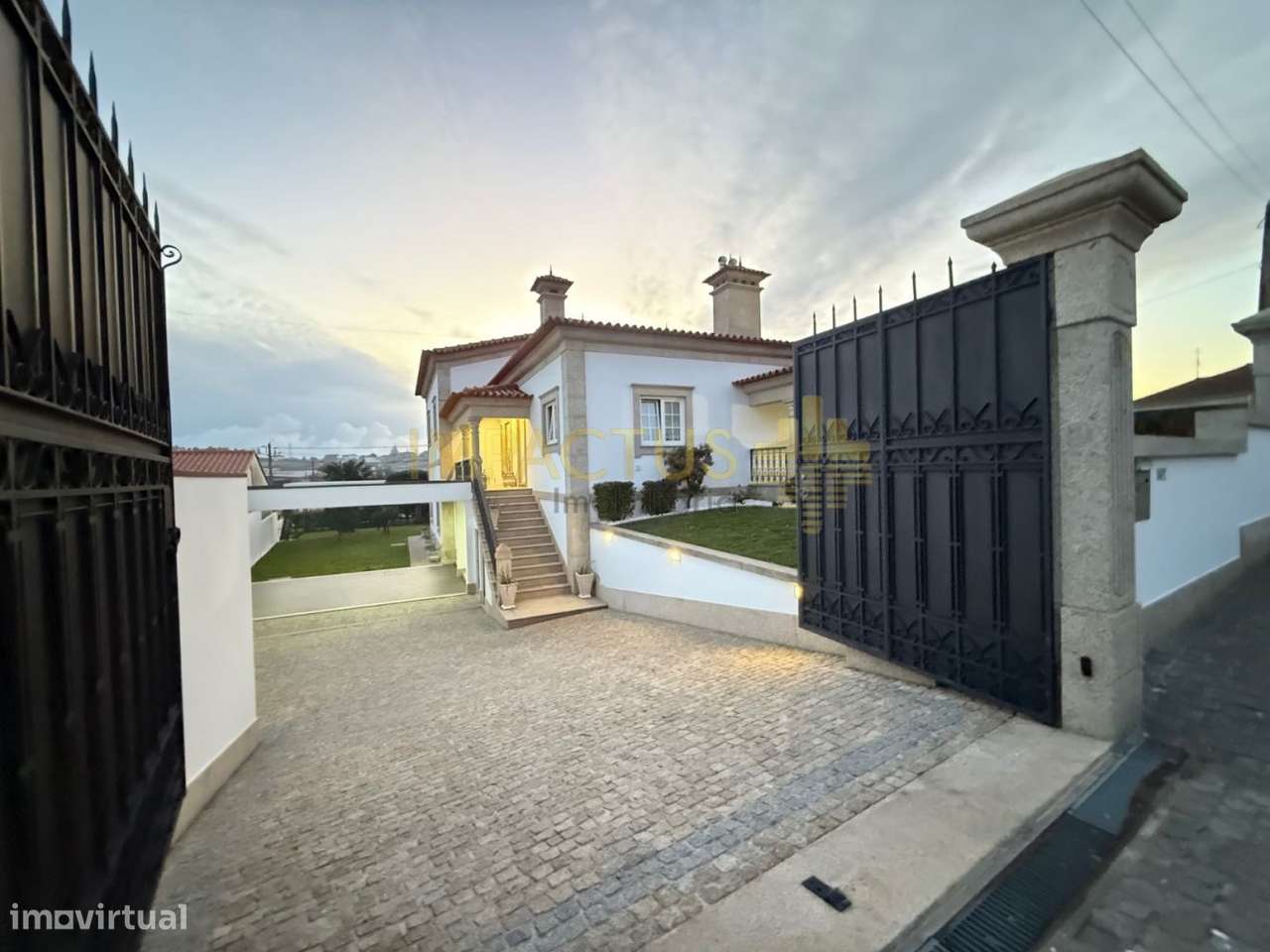 Imponente Moradia isolada com terreno de 1195m2 - Grande imagem: 3/58