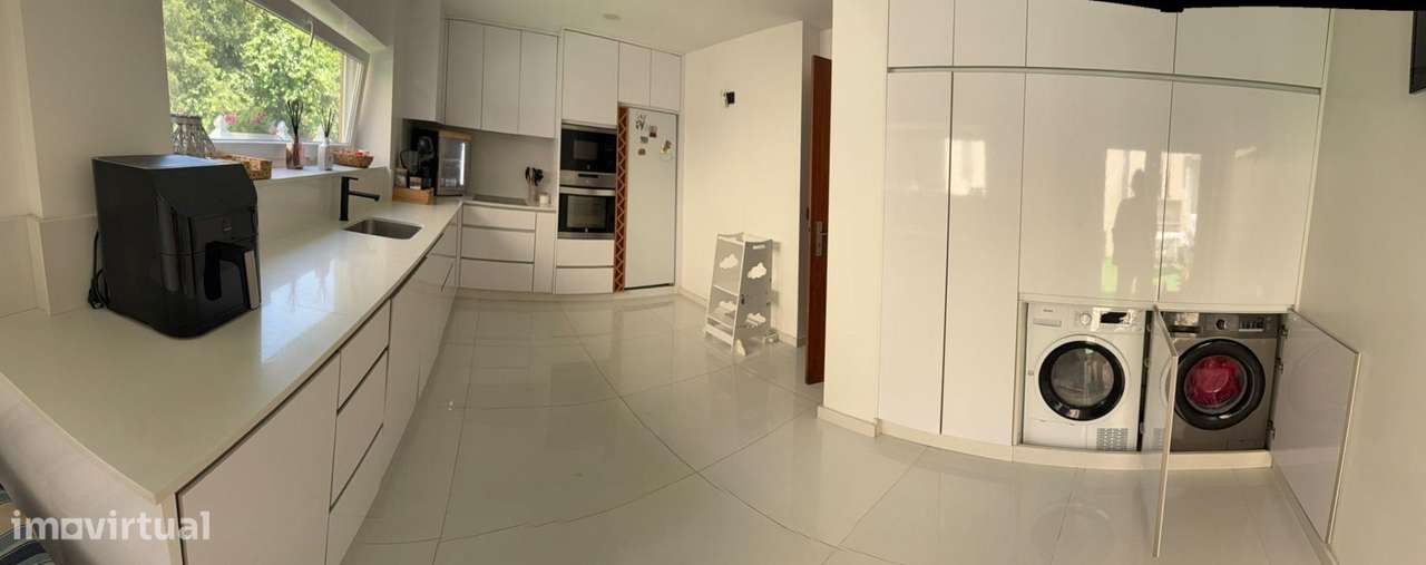 Moradia geminada Bi-Familiar T3 + T1 — Dois espaços...-4