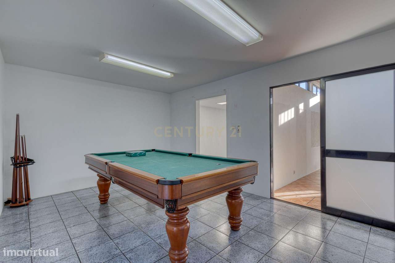 Moradia T3 com 4 frentes e garagem junto a igreja da Santa Rita-7