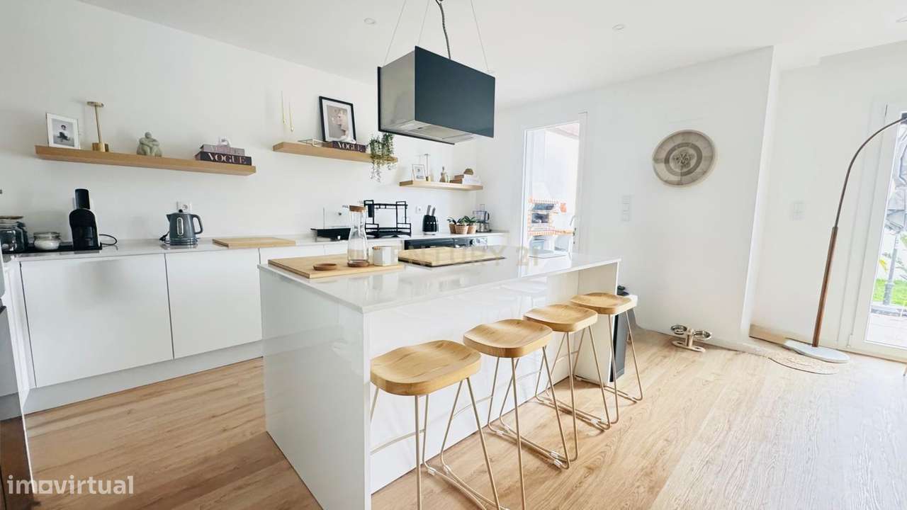 Moradia Geminada T4 em Caneças, Moderna e com excelentes acabamentos - Grande imagem: 4/59