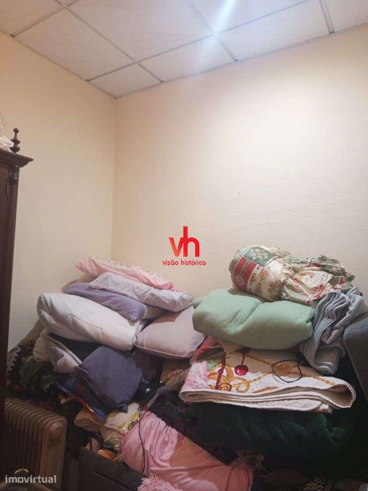 Vende-se Moradia ao Carvalhido com Potencial de Investimento-7