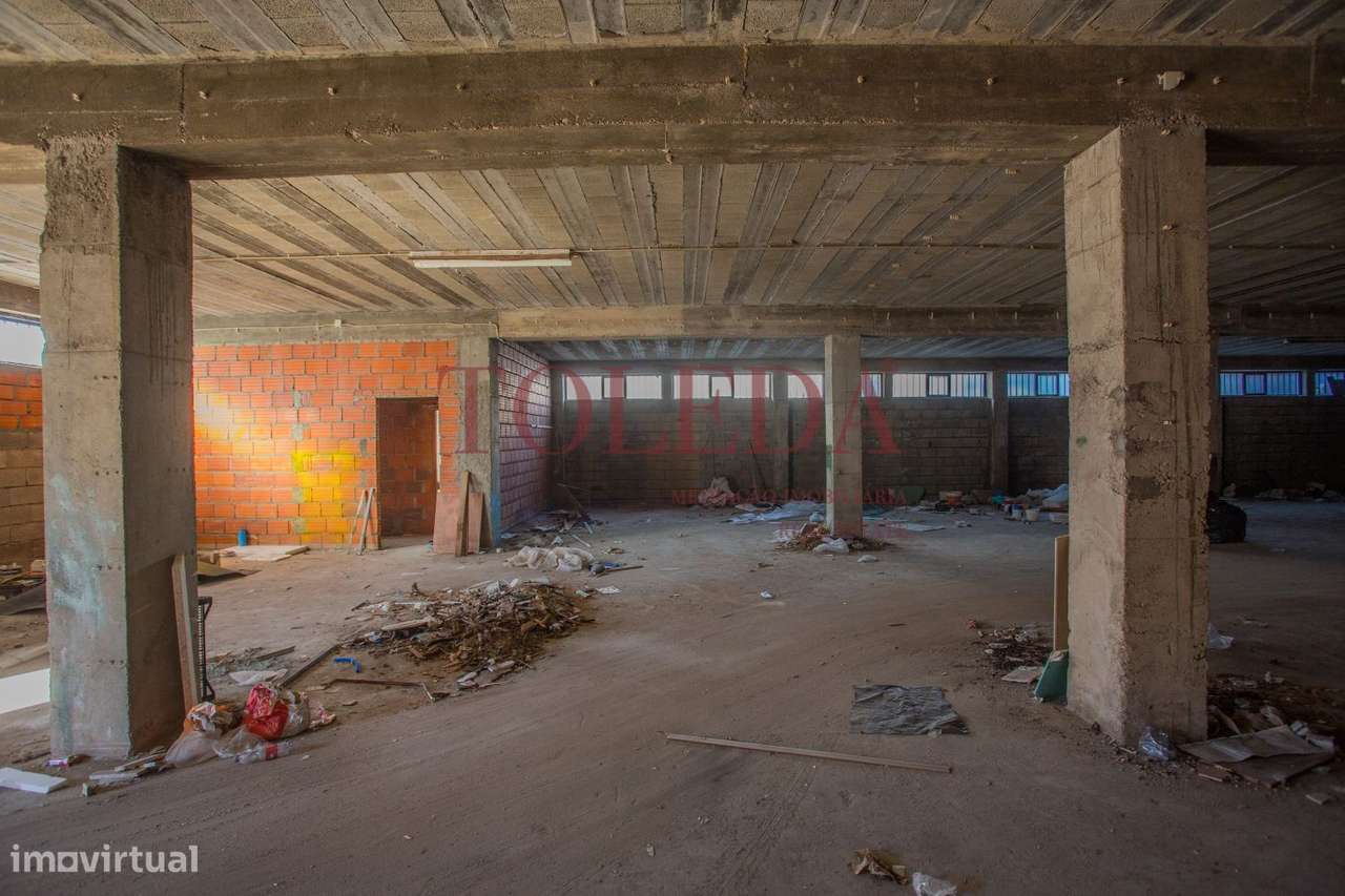 Armazém com 700m2 em zona Industrial-16