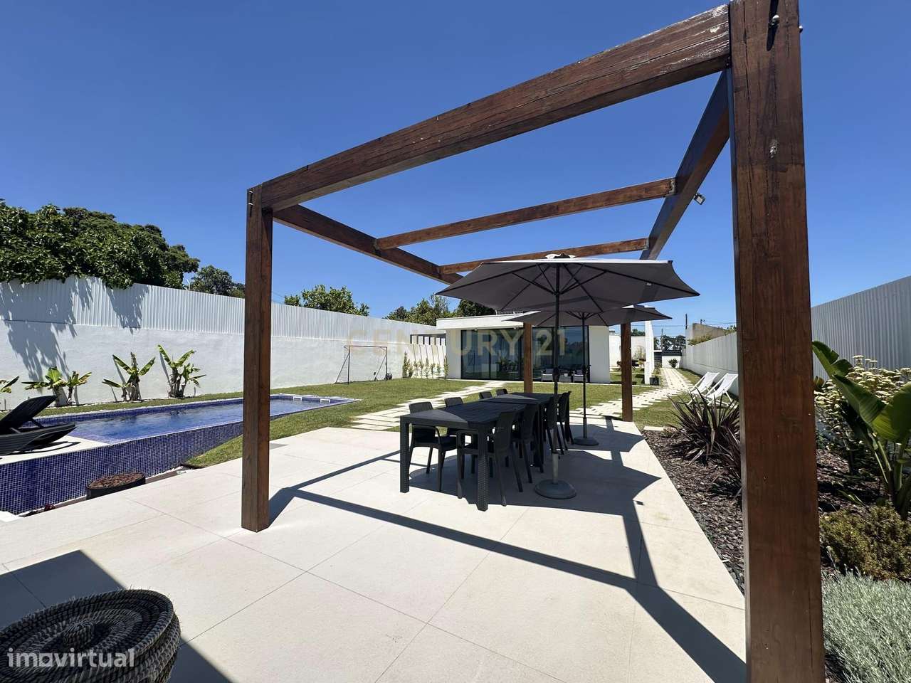 Moradia Térrea com Piscina aquecida e excelente jardim. Localizada em-19