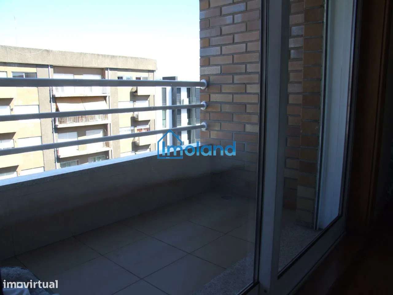 Apartamento T3 com Terraço e 3 Casas de Banho-11
