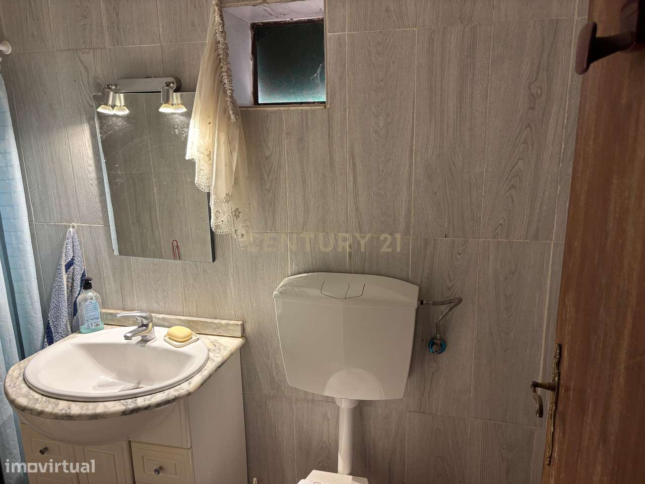 Quintinha com Moradia T2 + Armazém | 2ha vedados | Rio | Fruteiras | A-32