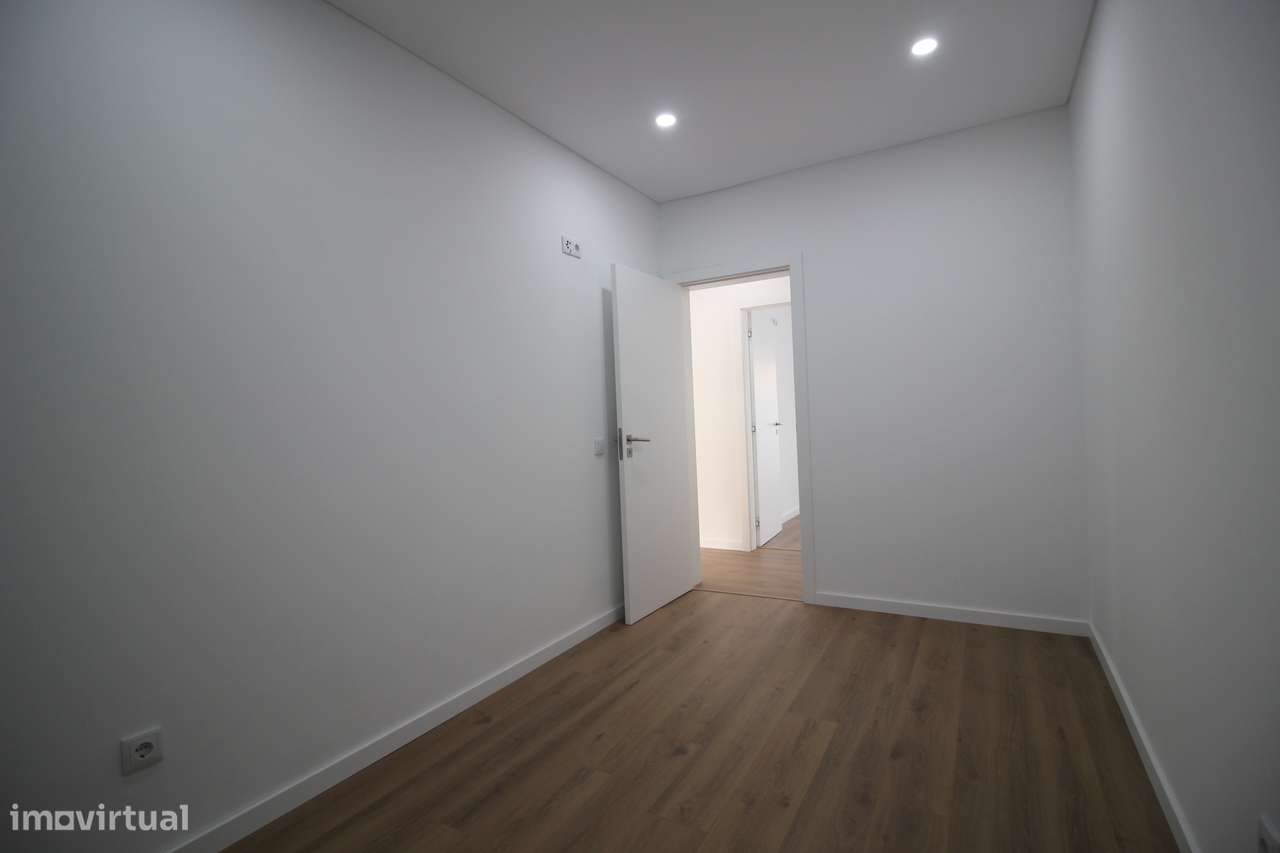 Rc de moradia com Quintal e estacionamento no Seixal-14