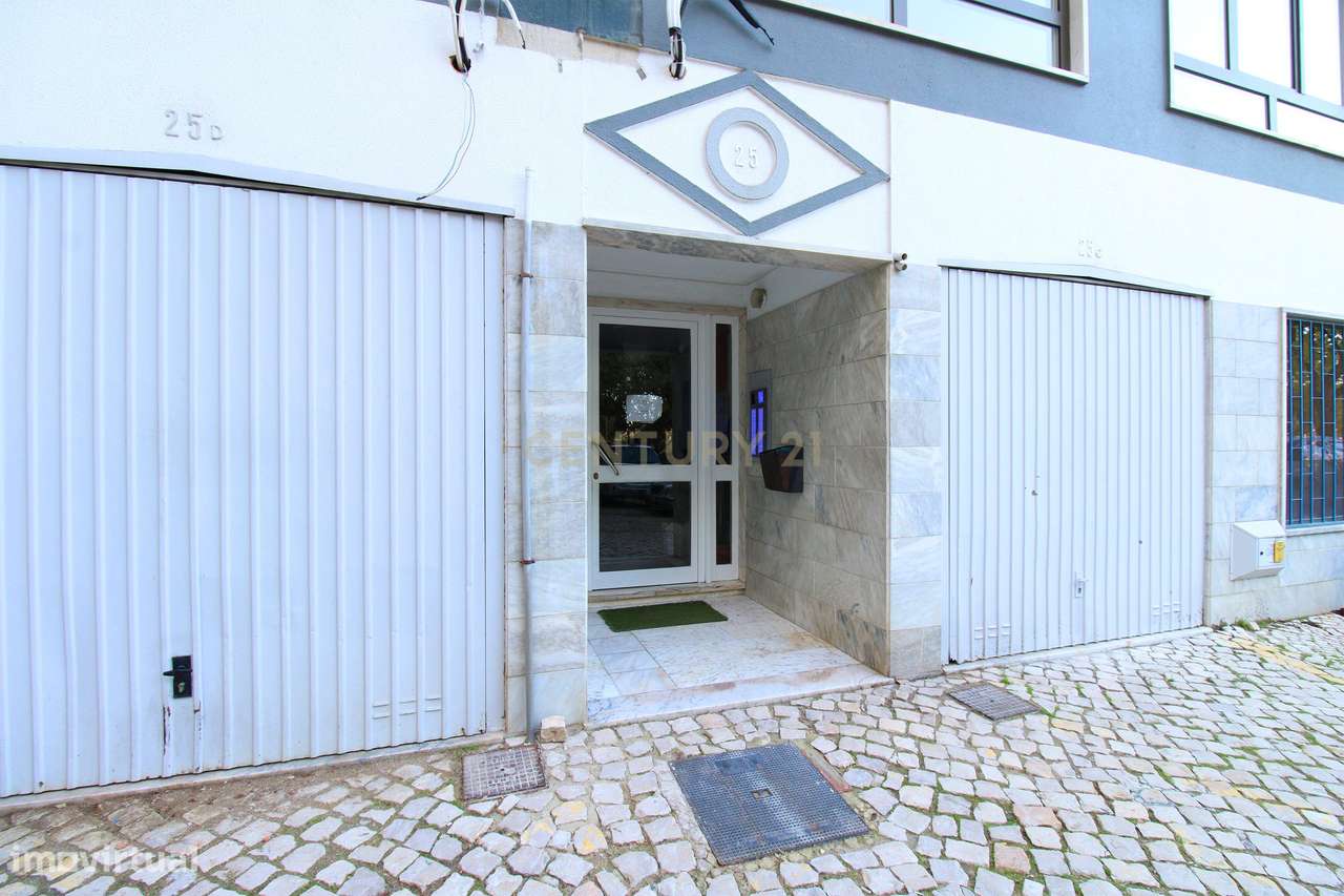 Apartamento T3 com Vista Panorâmica em Almada-33