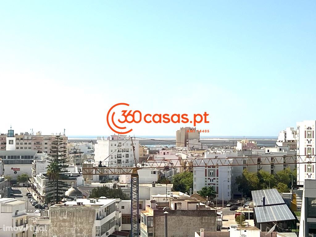 Apartamento T4 convertido em T3 com elevador em Faro