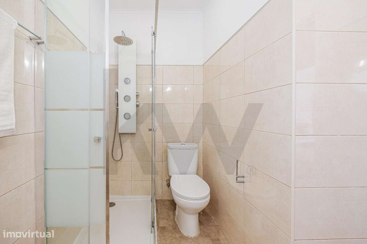 Moradia T3 em banda no Alto do Lagoal — luz natural, espaço e funciona-25