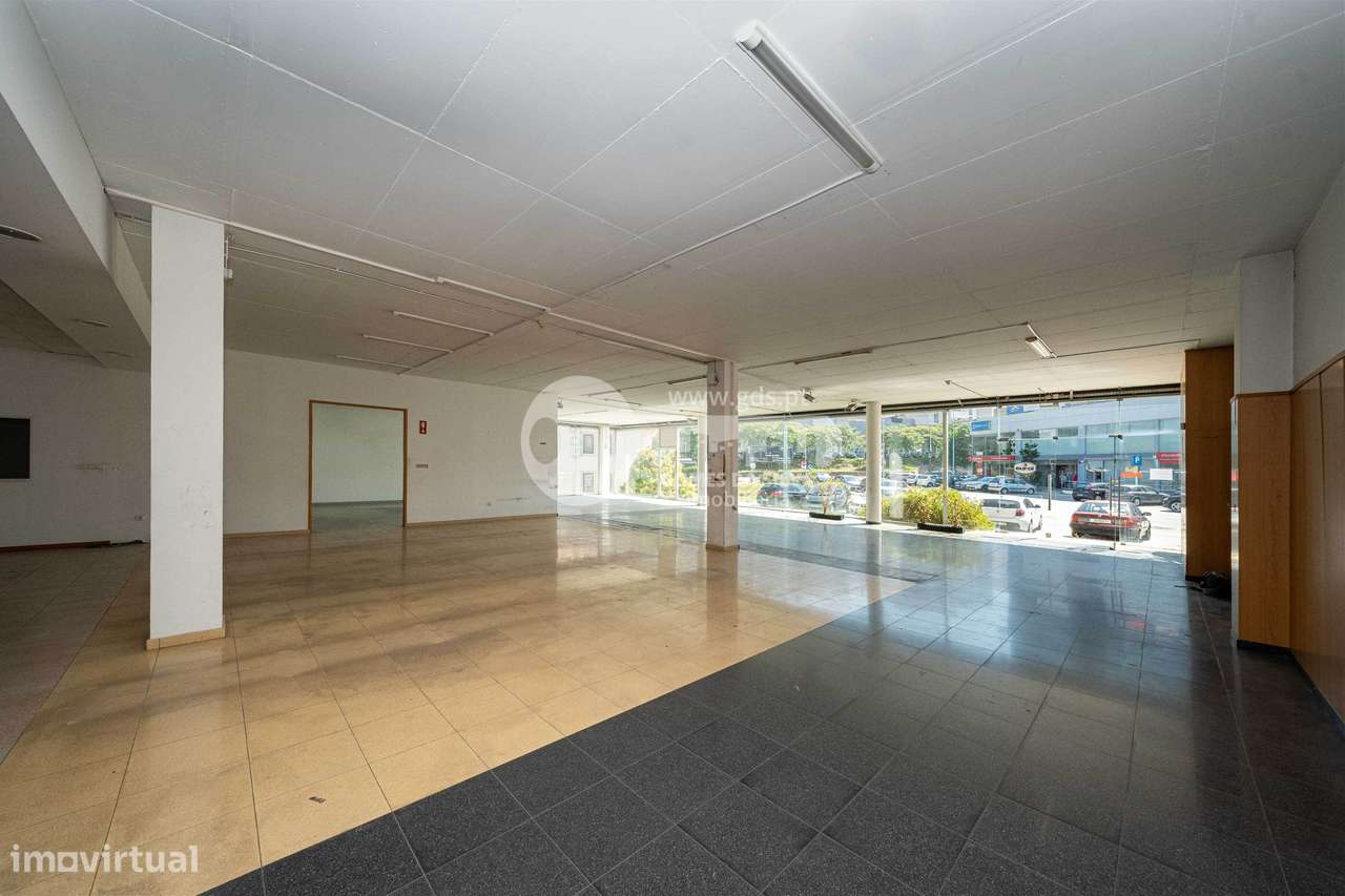Pavilhão Comercial c/ área bruta de 1782m2 em Ferreiros-10