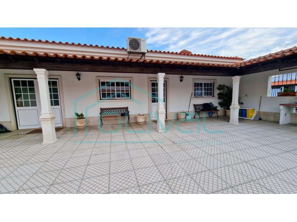 Espaço Comercial com armazéns-8