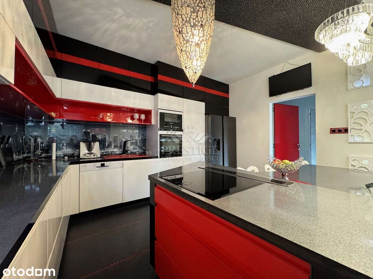 Dwa domy, siedlisko ze stawem i halą, wśród lasu-10