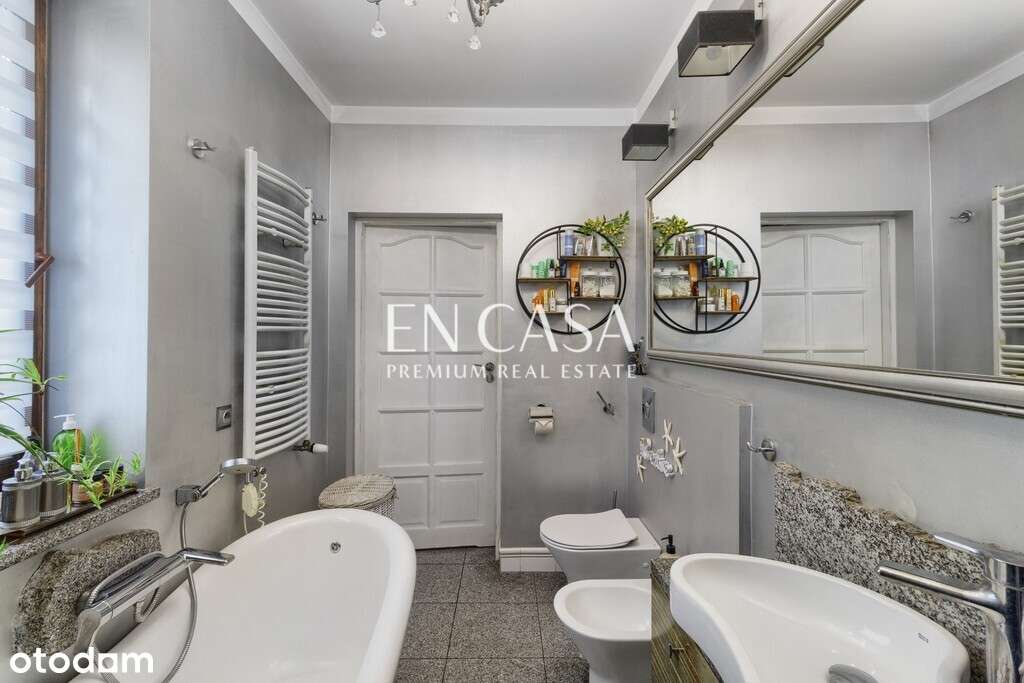 Restauracja przy ruchliwej ulicy.-13