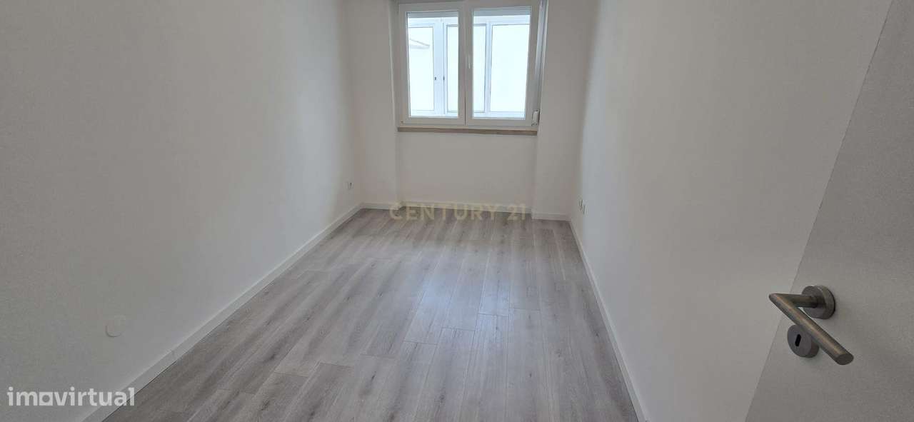 T3 em Almada com logradouro/ Excelente Localização-4