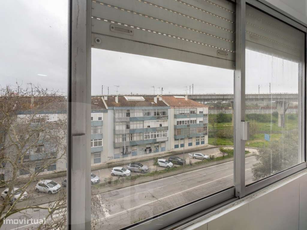 T2 Remodelado em Corroios | Vista Desafogada | A 2 Min da Estação F...-11