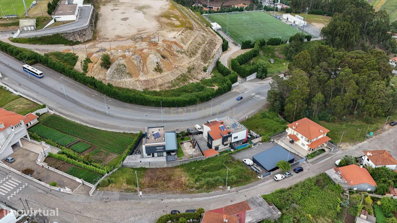 Terreno Urbano de 242m2 com viabilidade para construção de Moradia V3-24