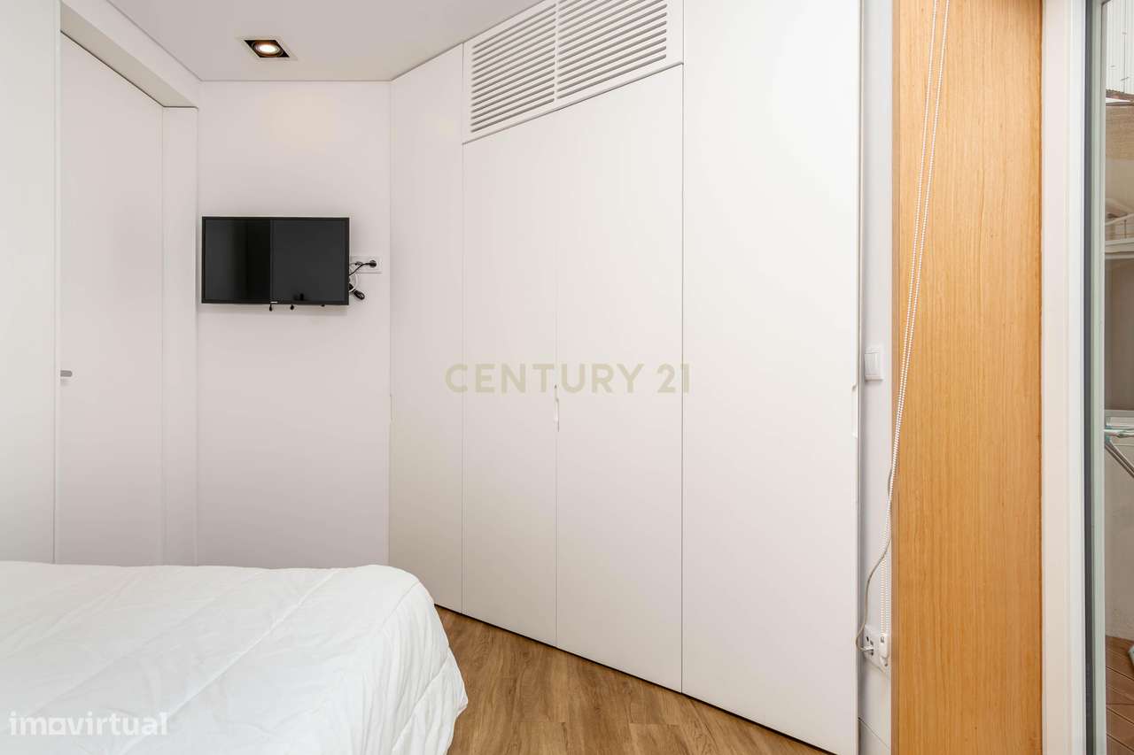 Apartamento Renovado com Terraço na Pontinha-9