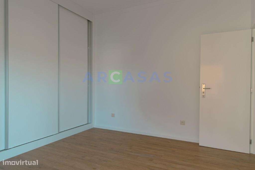 Apartamento T3 com garagem e varandas em Águas Santas, Maia-14