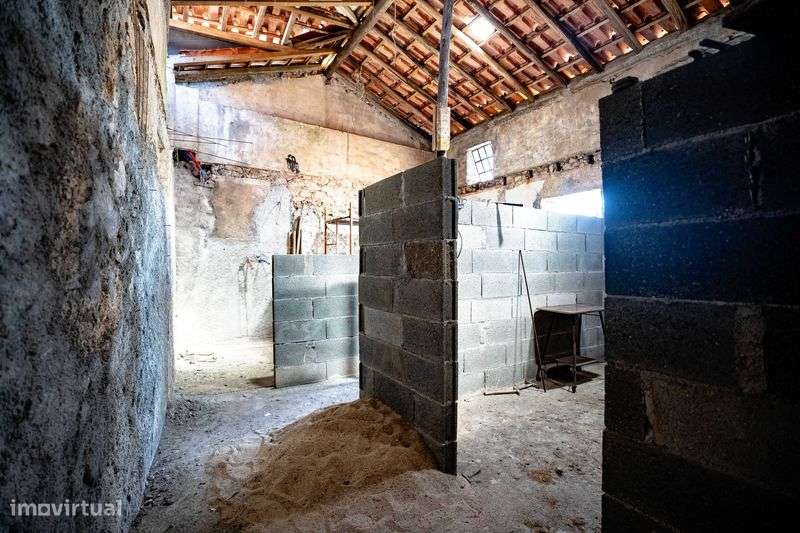 Moradia antiga para restauro - Grande imagem: 4/4