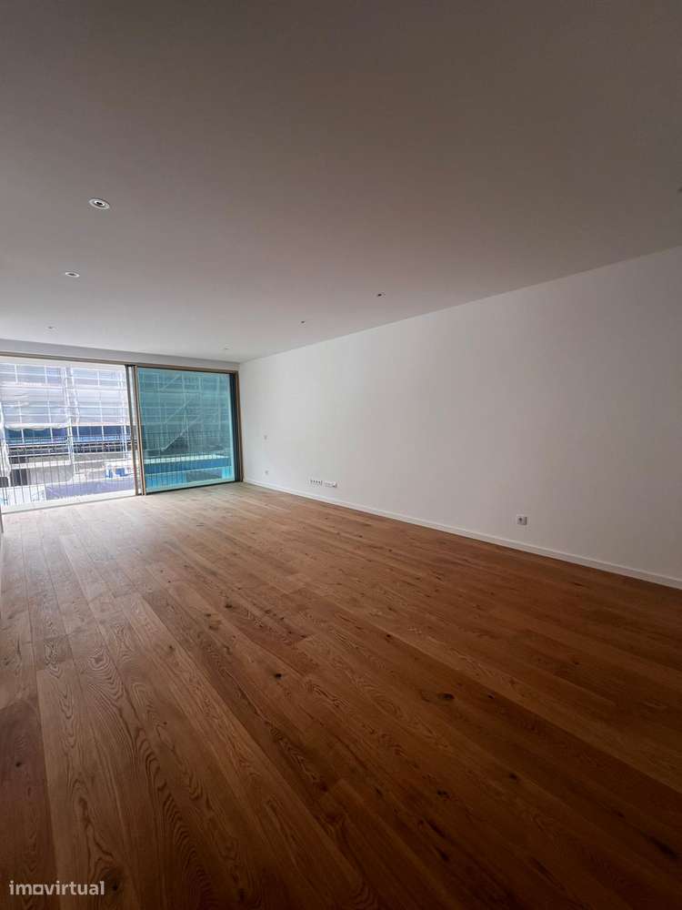 T3 envolvido pelas excêntricas paisagens da Foz Douro - Grande imagem: 2/16