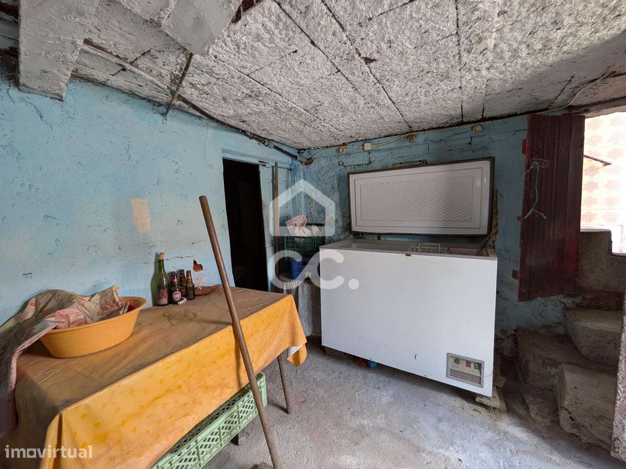 Oportunidade Única: Moradia para Restauro com Grande Potencial-10