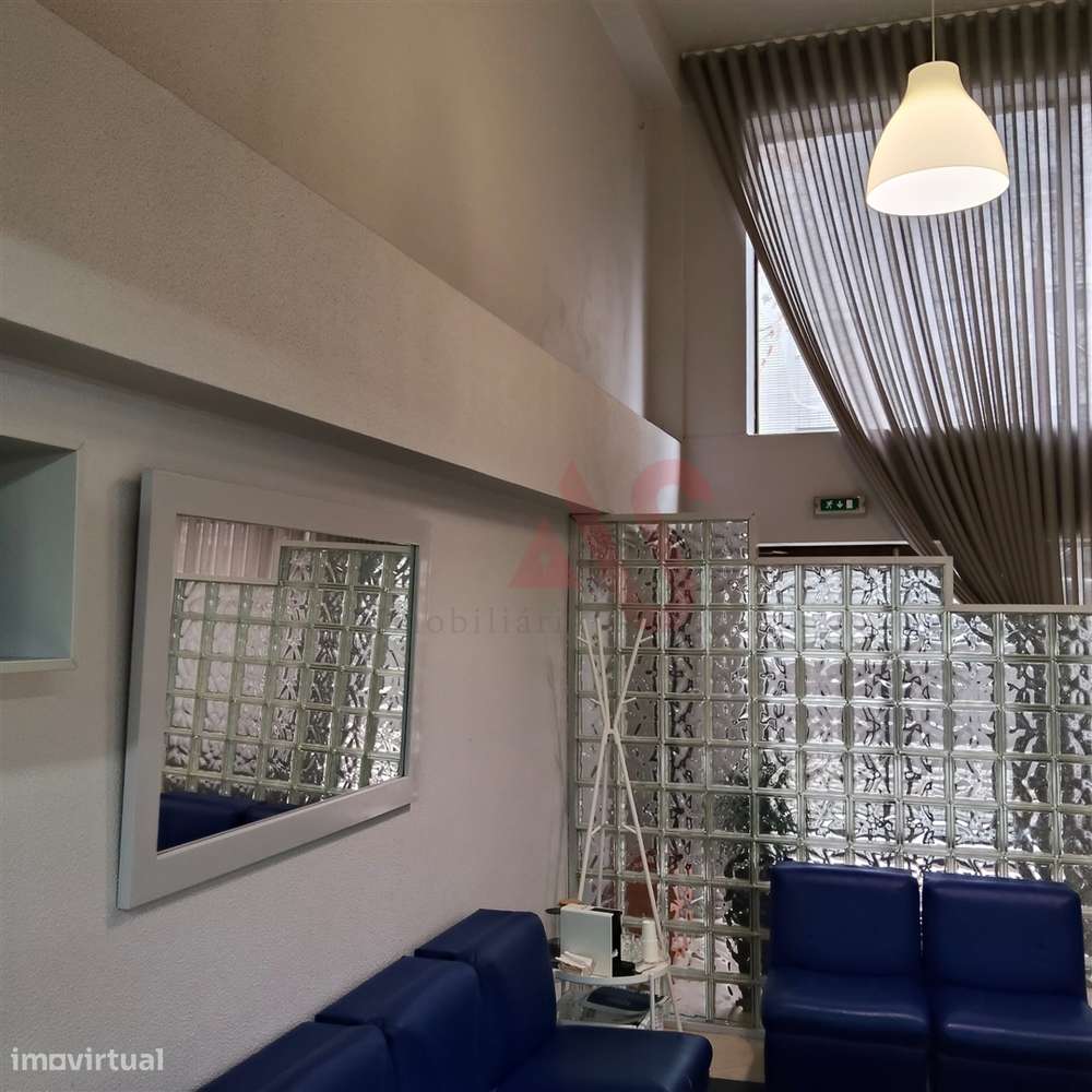 🏢 Loja no Rés do Chão com Possibilidade de Conversão em T2 Dup - Grande imagem: 4/24