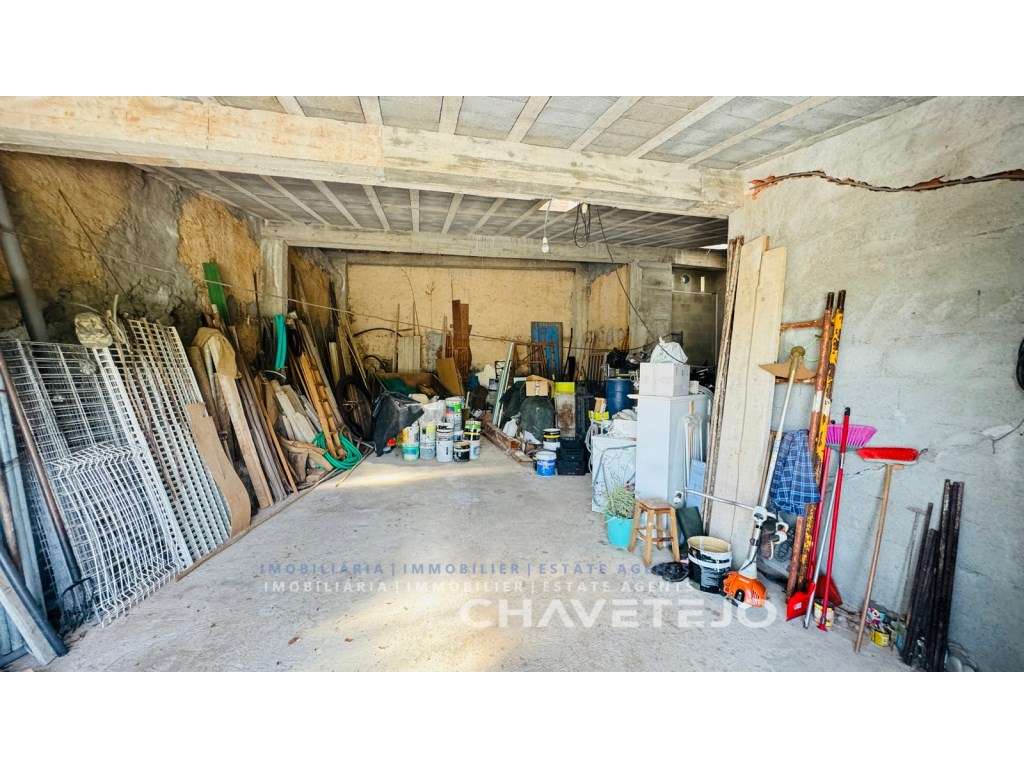 Quintinha T4 com Amplas zona para Oficinas, Terreno Plano e Enorme ...-40