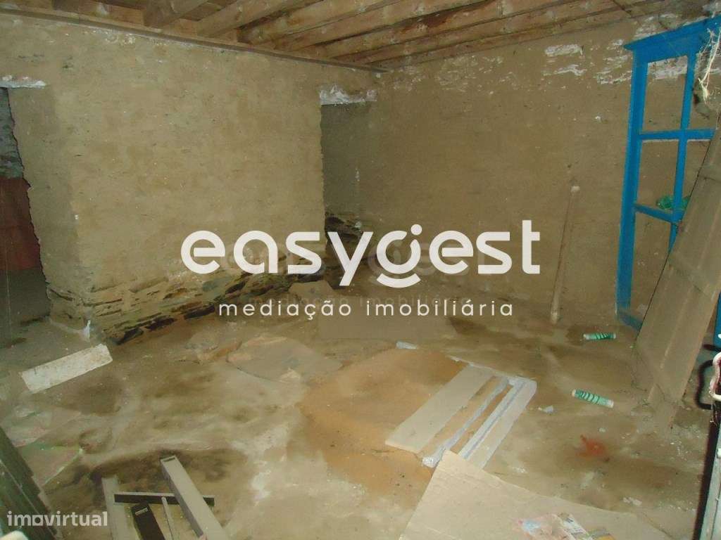 Moradia quase secular de 2 pisos para recuperar no Rosmanhial - Grande imagem: 5/27