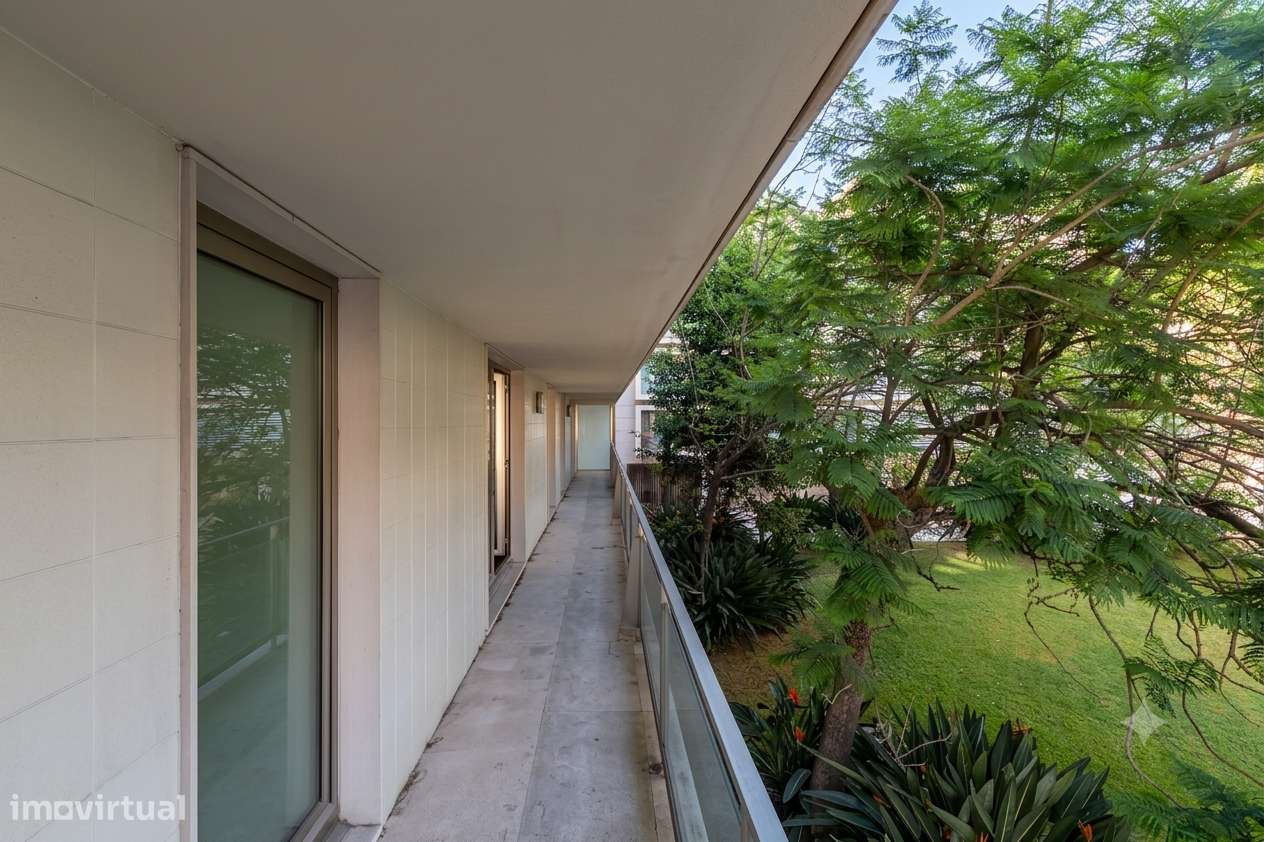 Apartamento T5 com 4 casas de banho e garagem-2