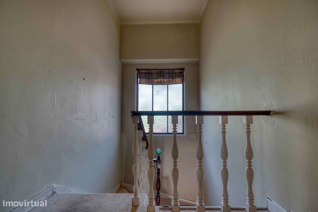 Moradia para recuperar no centro do Estoril, com piscina e vista mar-34