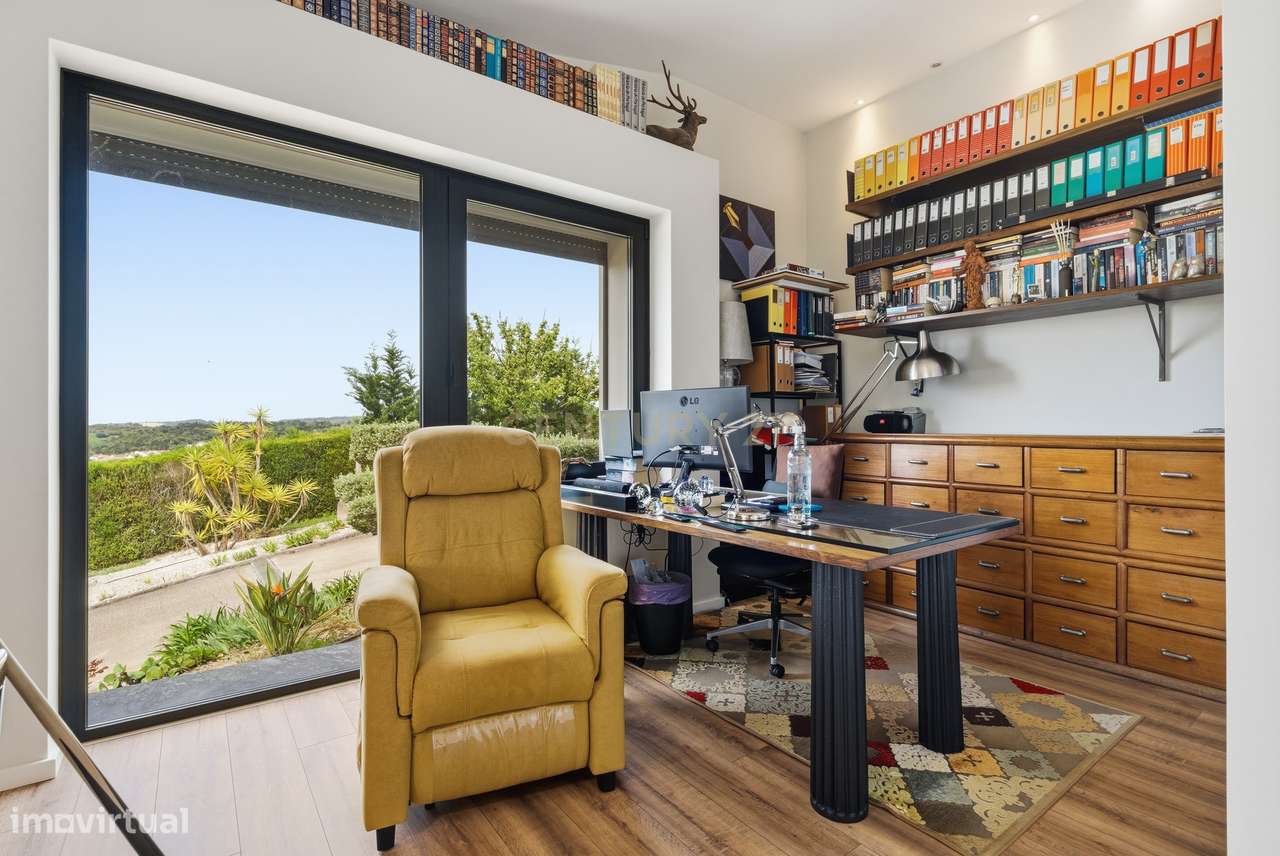 Quintinha T4 com edificação contemporânea no coração do Oeste, com ter-4