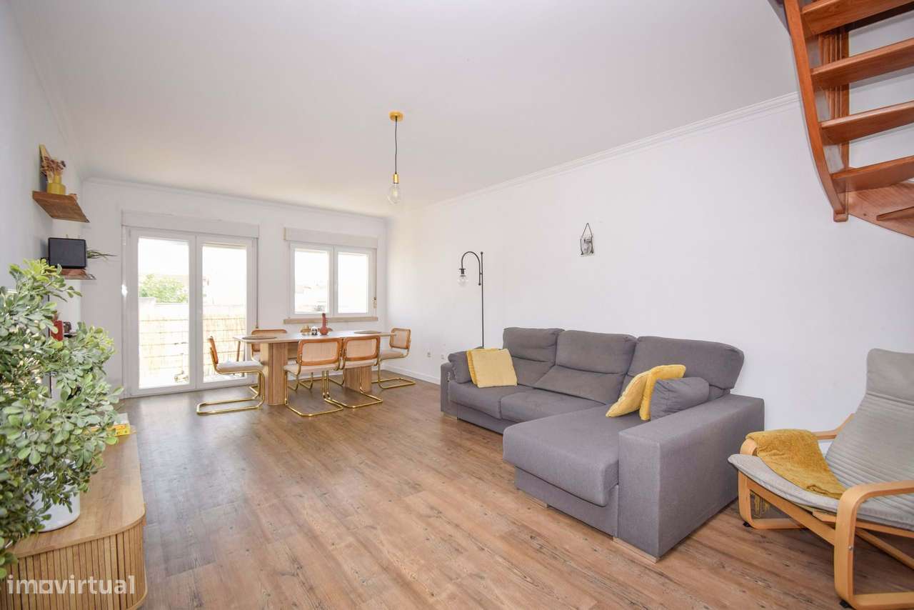 T3+1 no Carregado em Condomínio Fechado com Piscina - Grande imagem: 2/32